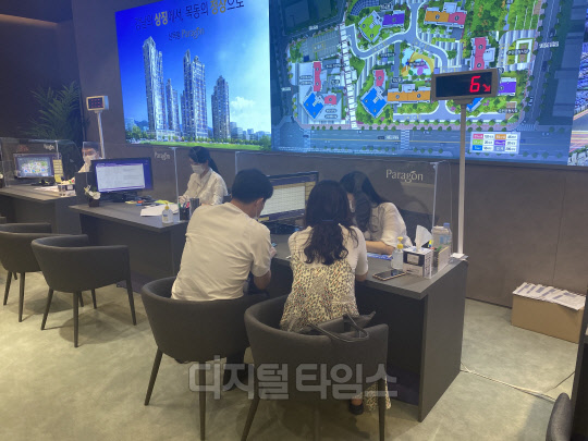 최근 수도권 비인기지역에서도 신혼부부 특별공급 청약경쟁률이 큰 폭으로 상승했다. 사진은 지난 8월 서울 의 한 모델하우스에서 청약상담을 받고 있는 예비청약자의 모습. <이상현 기자>